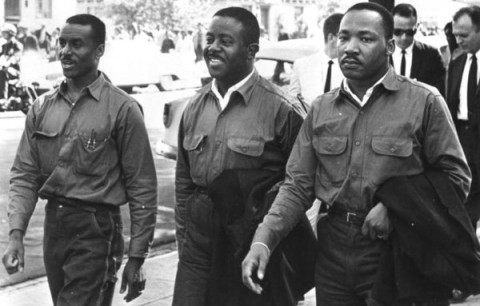 Desde la izquierda, los pastores Fred Shuttlesworth, Ralph Abernathy, y Martin Luther King Jr. el viernes santo de 1963 rumbo a la prisión de Birmingham (Birmingham, Ala., Public Library Archives)
