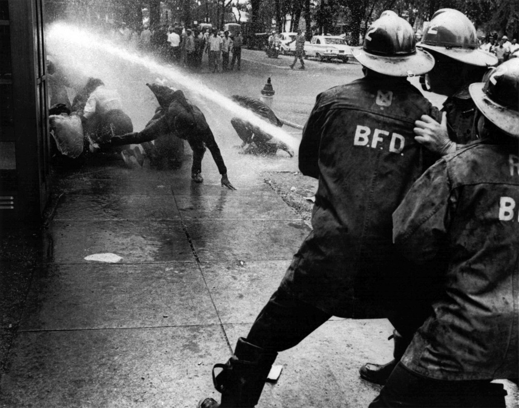En esta foto fechada el 15 de julio de 1963, los bomberos apuntan con sus mangeras a manifestantes pacíficos.  (AP Photo/Bill Hudson, File)
