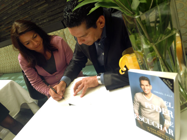 El periodista cubano Ismael Cala autografiando su libro. Foto ismaelcala.com