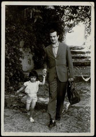 Foto del poeta José de Goytisolo y su hija Julia (1958)