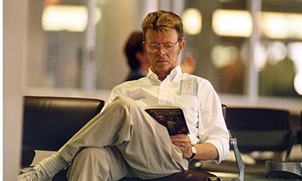 Bowie-reading-about-Franc-008